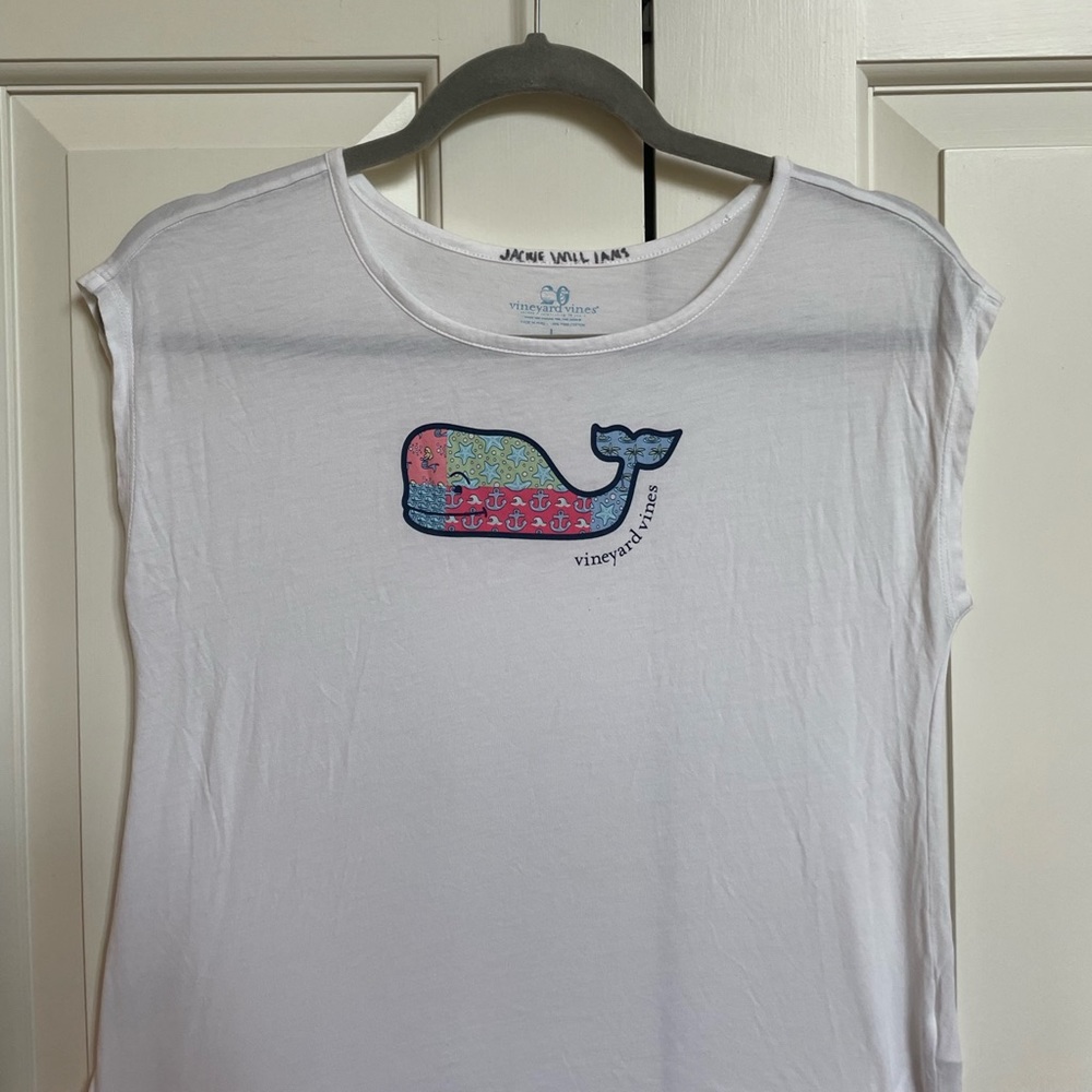 White Vineyard Vines tee